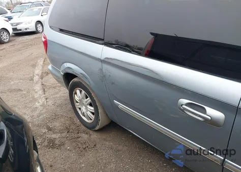2005 Chrysler Town & Country Touring from USA, damaged, VIN 2C8GP54L95R429693